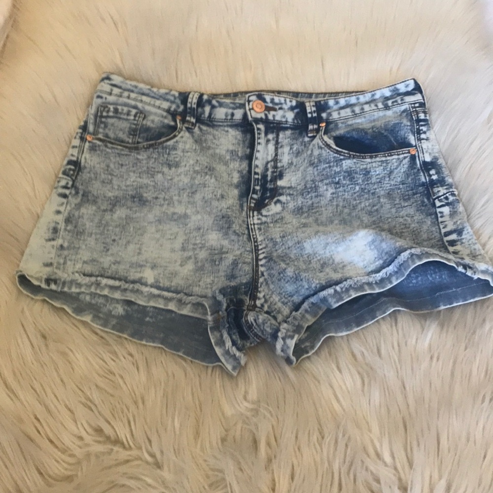 No Boundaries high rise acid wash shorts.